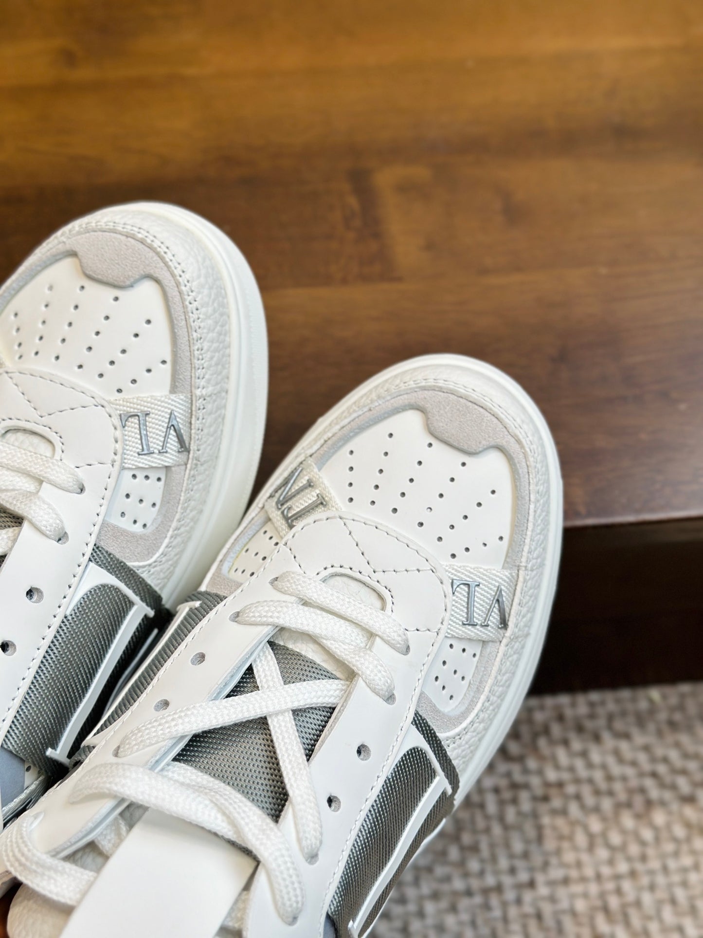 VL7N white/grey leather sneakers