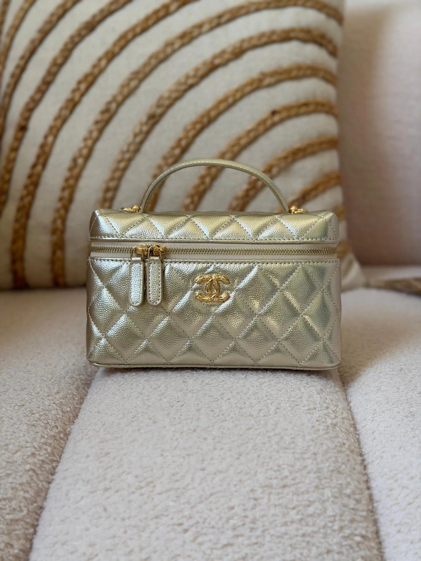Vanity with sleeve in Shiny Gold Caviar