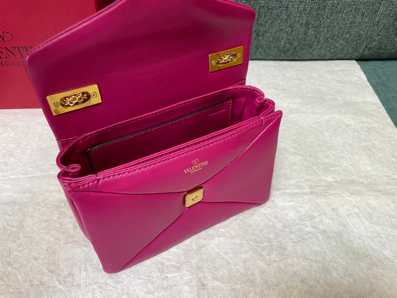 BORSA A TRACOLLA IN PELLE ONE STUD MAGENTA