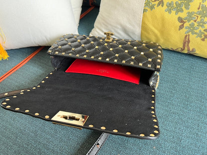 Borsa a tracolla decorata con borchie Rockstud nero