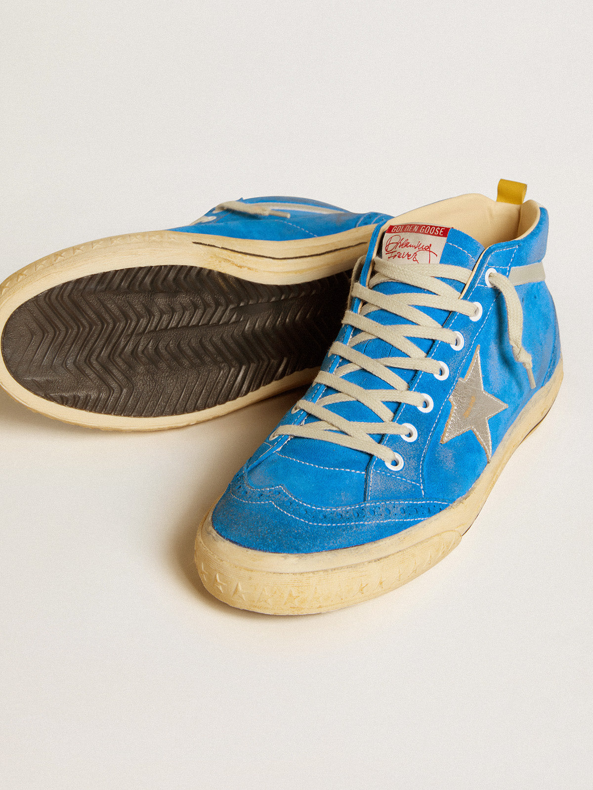 Suede con stella in pelle laminata e talloncino in pelle