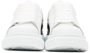 Weiße Oversized-Sneaker mit tiefer Fersenkappe