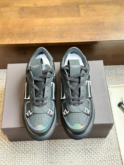 VL7N Black/White leather sneakers