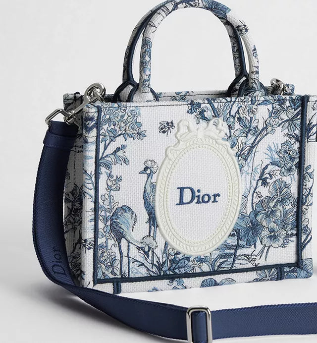 Dior Book Tote Mini-Tasche mit Schulterriemen aus blauem Toile de Jouy Floral Garden Stickerei
