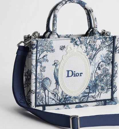 Dior Book Tote Mini-Tasche mit Schulterriemen aus blauem Toile de Jouy Floral Garden Stickerei
