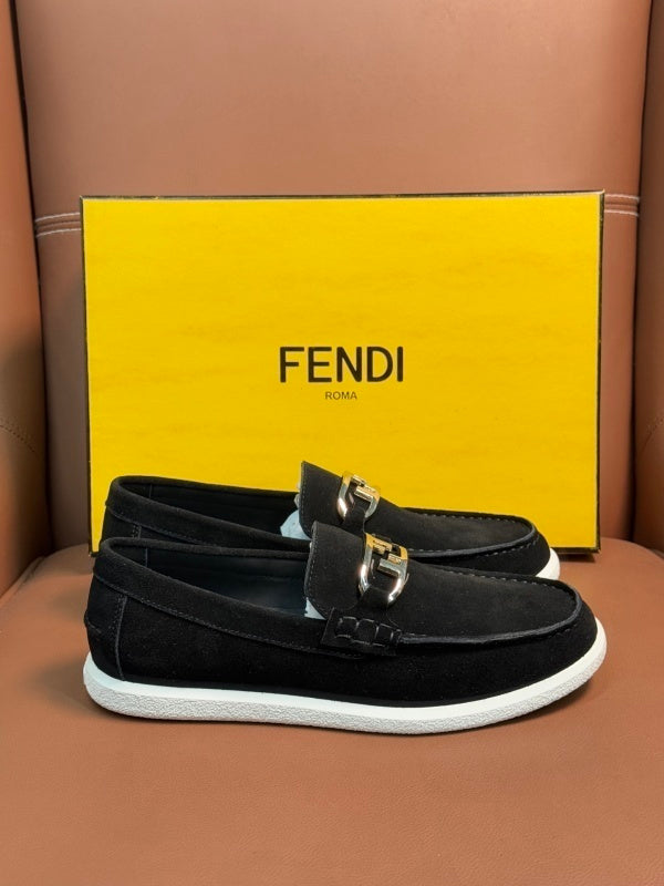 Schwarze Wildleder-Loafer mit Verschluss