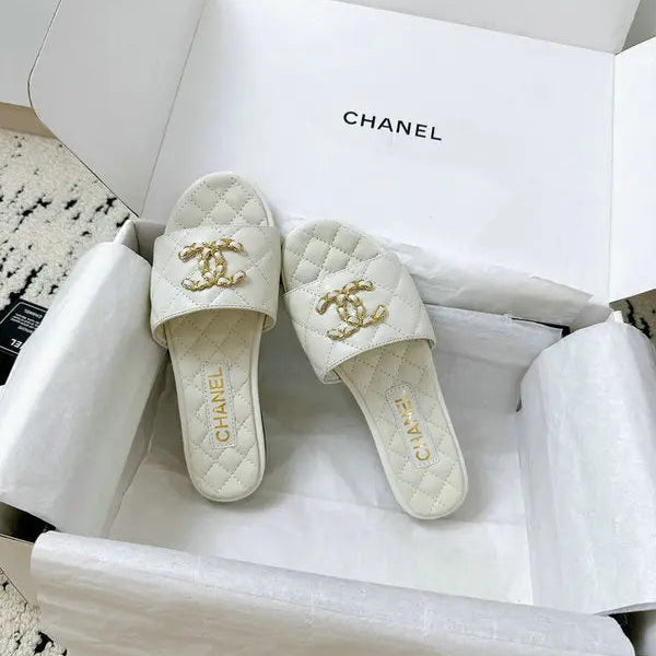 Quilted leather slippers with white intertwined C logo