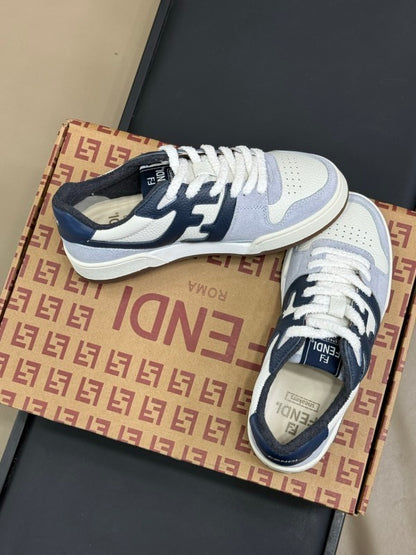 Kombinieren Sie hellblaue Ledersneaker mit blauen Lederdetails