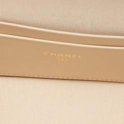 Vanity with shiny beige calfskin sleeve and gilded metal details