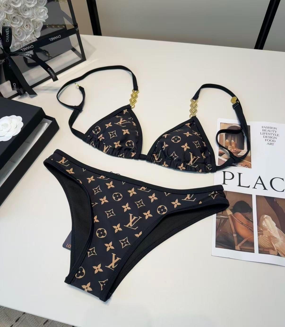 Monogram-Bikini-Set Schwarz mit Kette