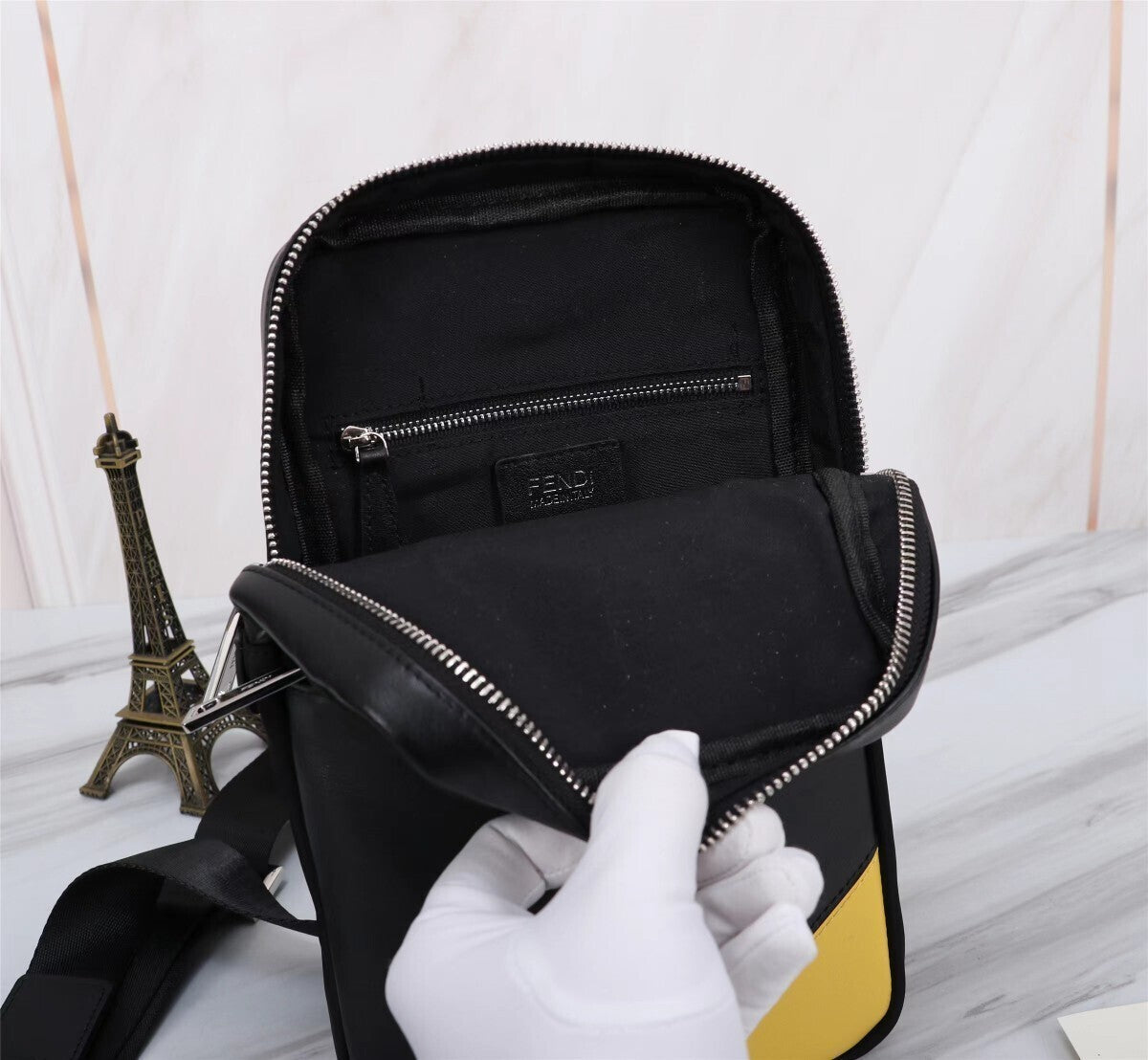 Borsa a tracolla nera e gialla con insetti