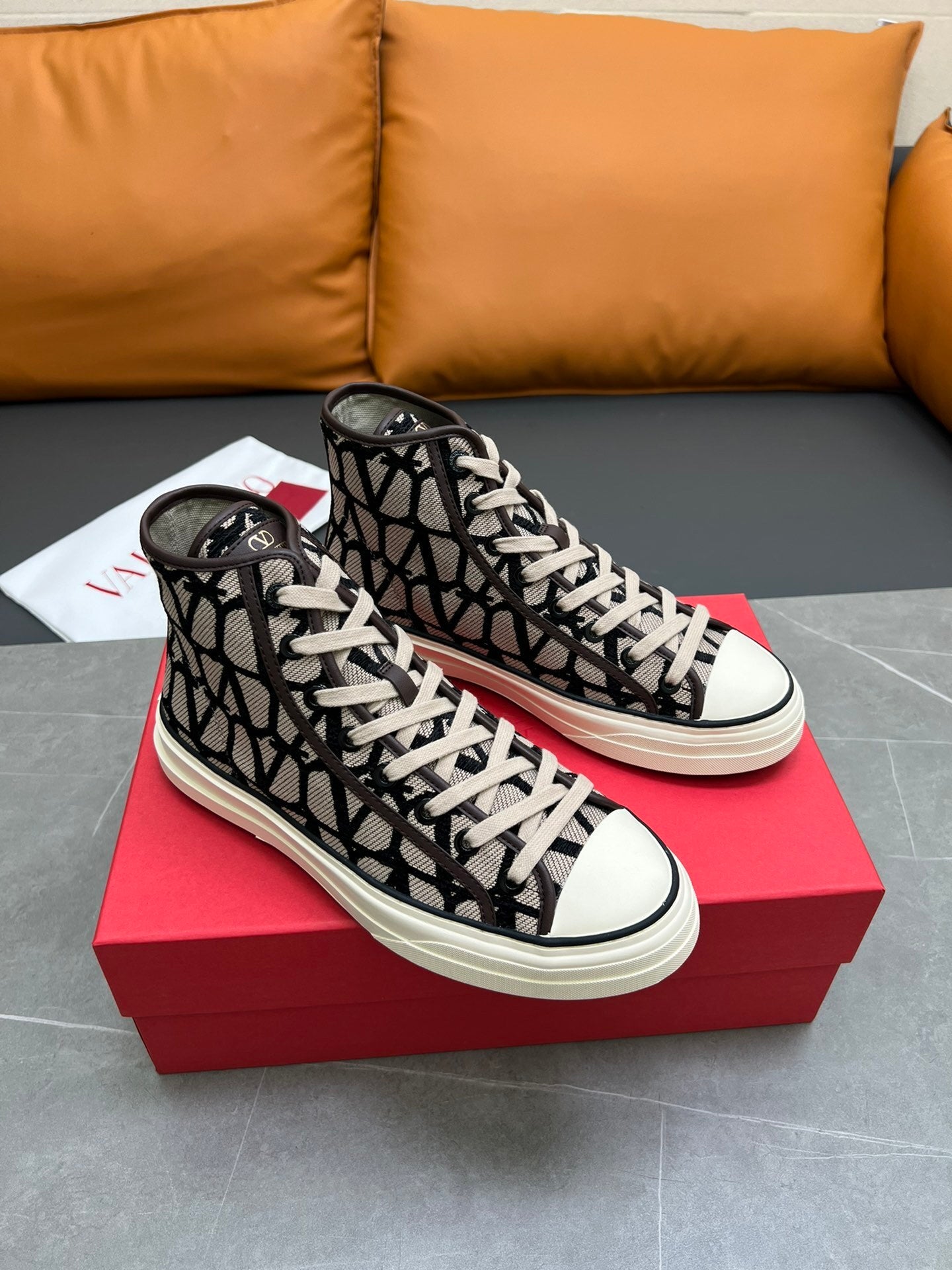 Toile Iconographe Totaloop high-top sneakers in beige/black