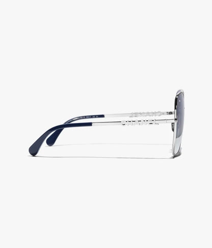 Occhiali da sole Butterfly con montatura in metallo argentato e lenti blu a specchio sfumate