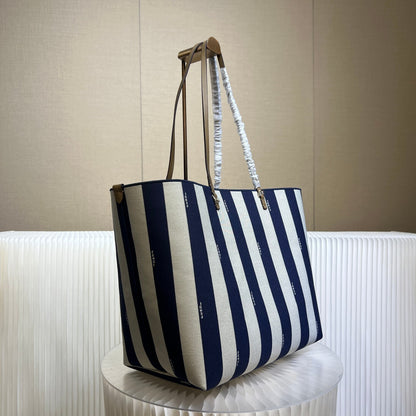 Borsa shopper grande reversibile in tessuto FF a righe Pequin e blu notte