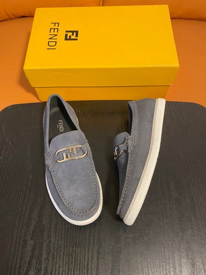 Graue Wildleder-Loafer mit Verschluss