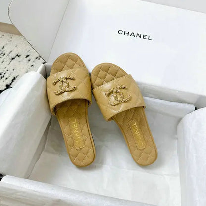 Ciabatte in pelle trapuntata con logo C intrecciato beige