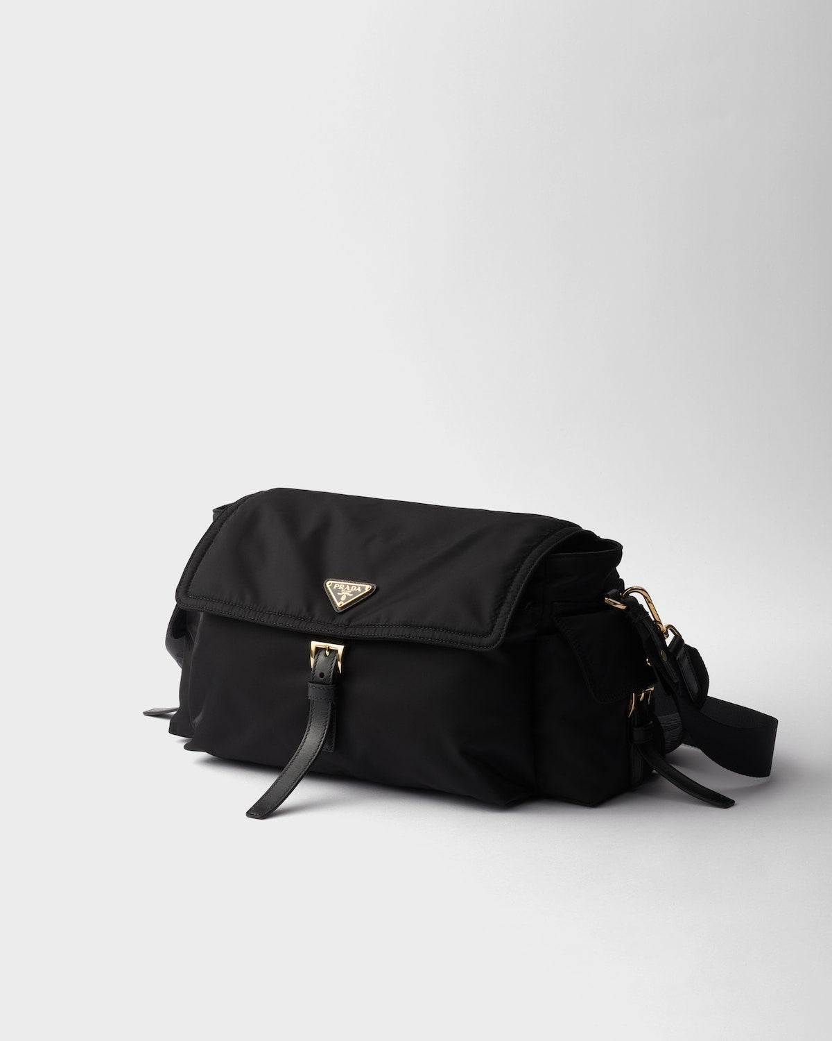 Entdecken Sie die große Tasche aus Re-Nylon mit Klappe