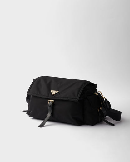Entdecken Sie die große Tasche aus Re-Nylon mit Klappe