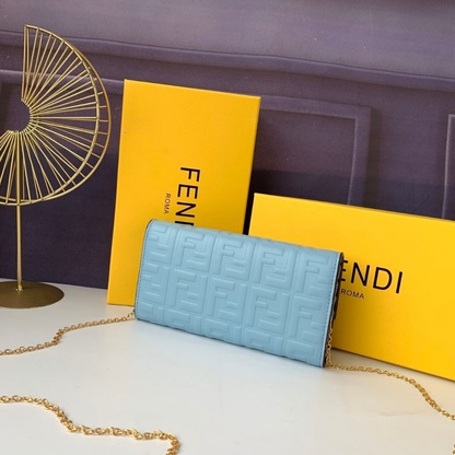 Portafoglio in pelle goffrata blu zucca con catena Azzurro