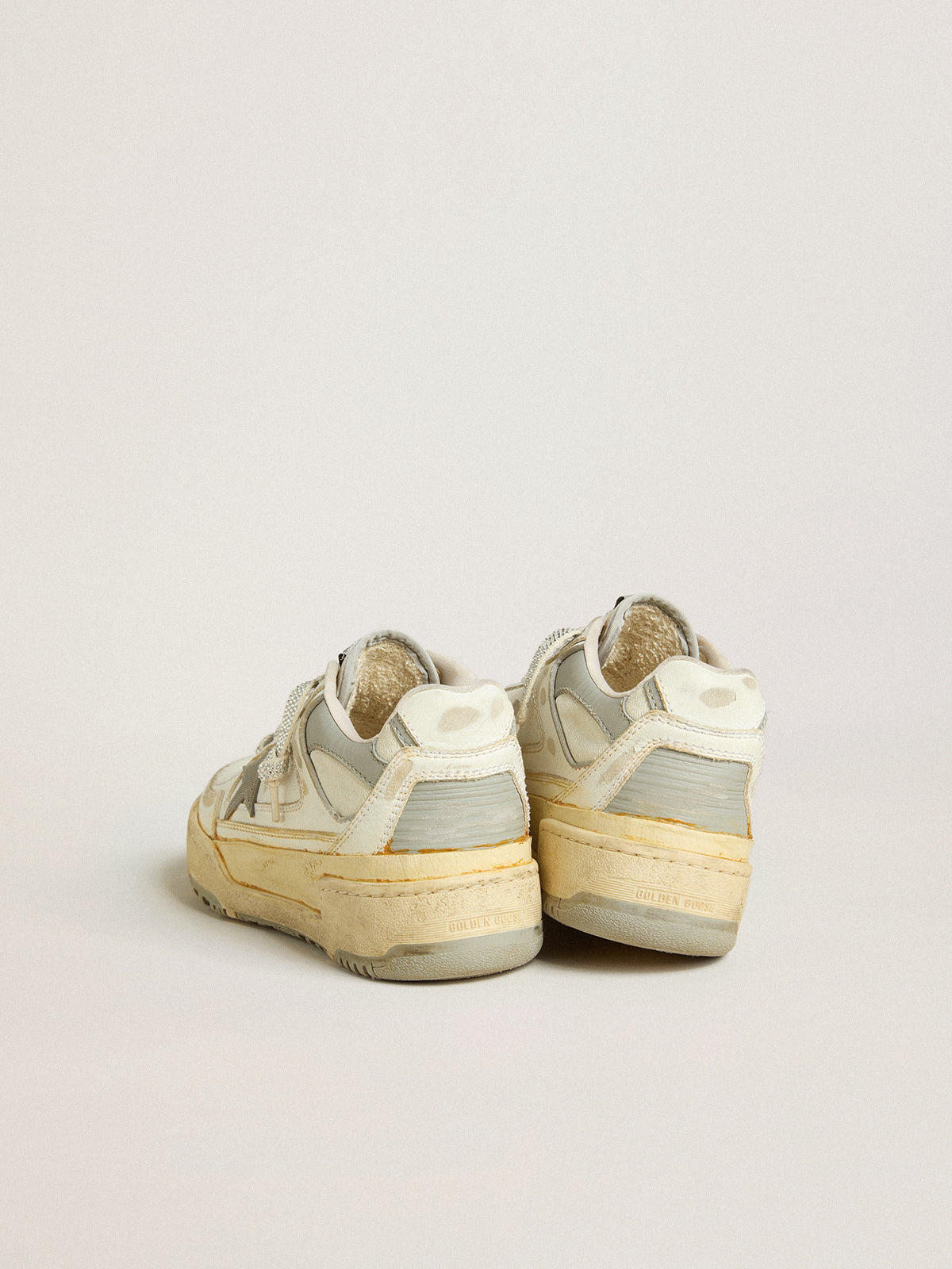 Forty2 in pelle bianca e lacci con cristalli Swarovski e stella grigia