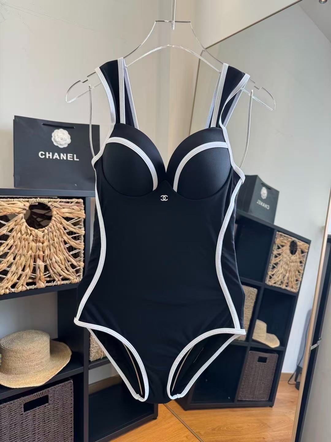Costume Intero Nero con Profilo a Contrasto Bianco