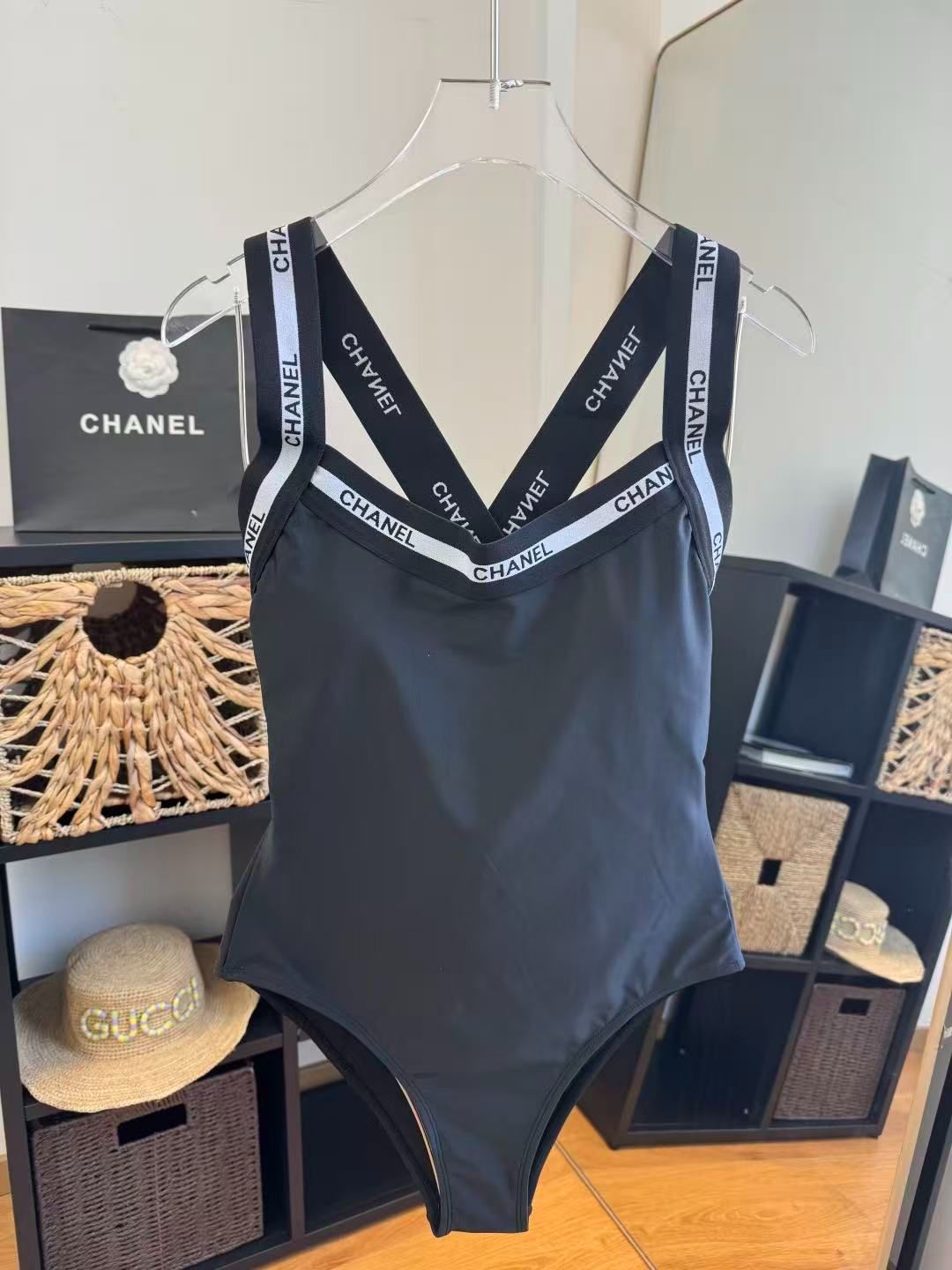 Costume Intero Nero con Spalline Logate