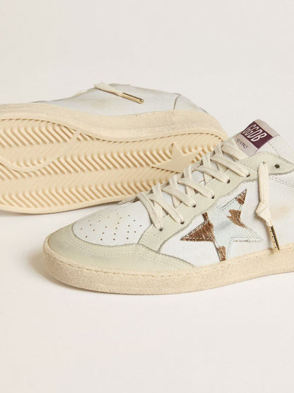Geschecktes Ponyfell und tabakfarbene Lederferse
