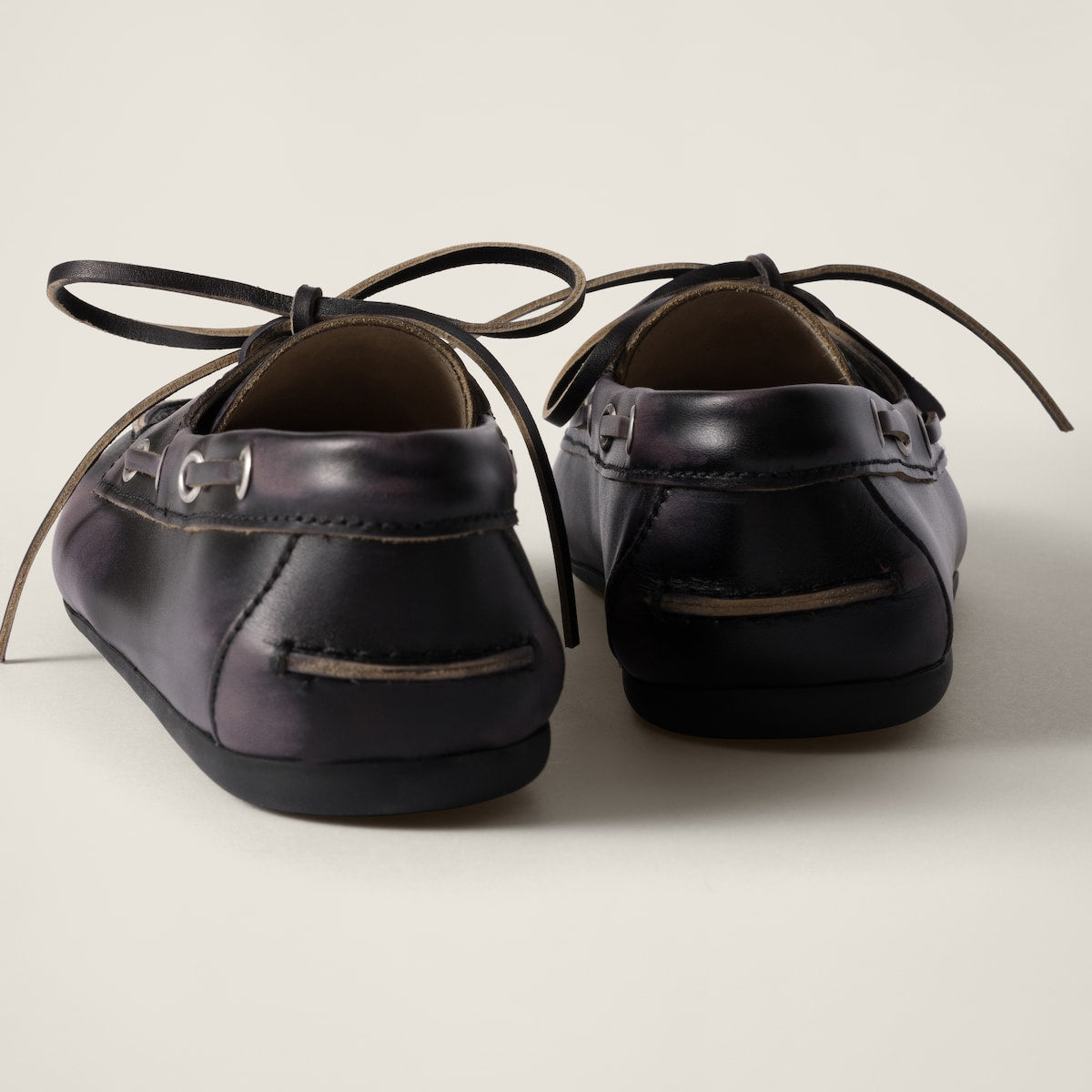 Ungefütterte Bootsschuhe aus schwarzem, gebleichtem Leder