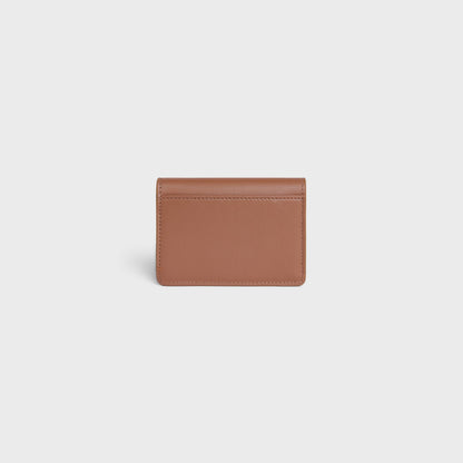 Portacarte con patta Triomphe in pelle di vitello lucida bronzo