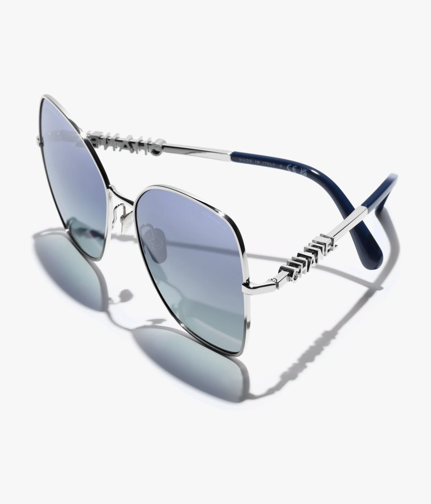 Occhiali da sole Butterfly con montatura in metallo argentato e lenti blu a specchio sfumate