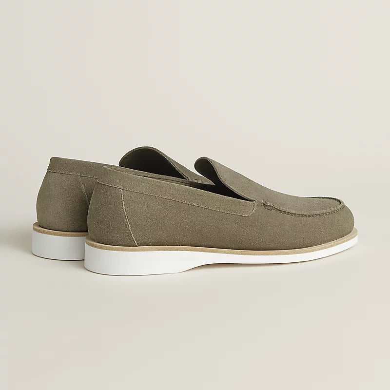 Low étoupe suede loafer
