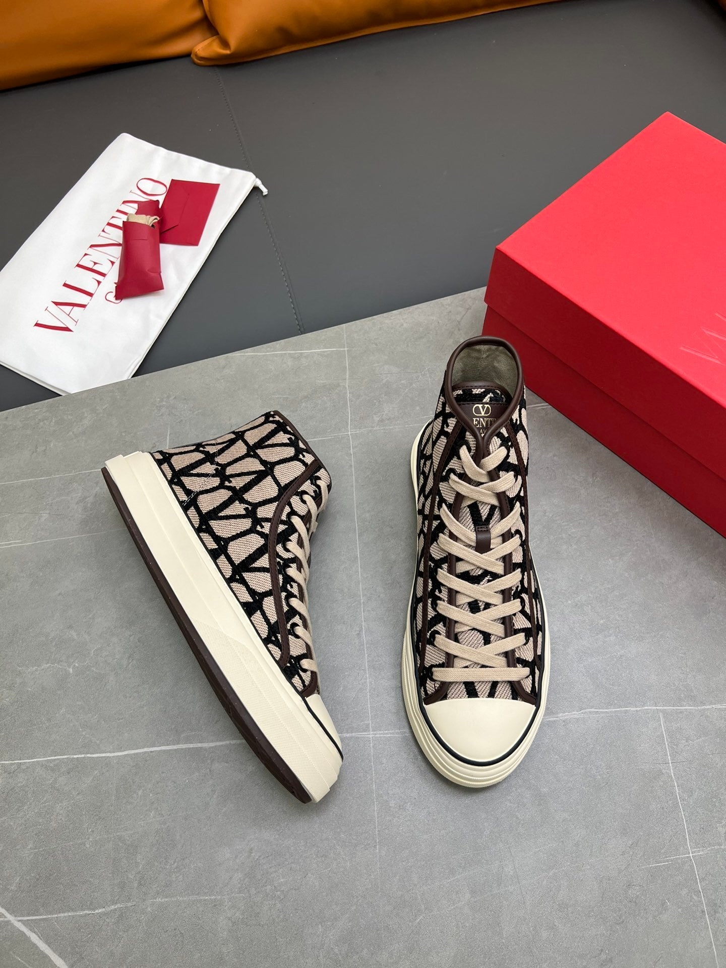Toile Iconographe Totaloop high-top sneakers in beige/black