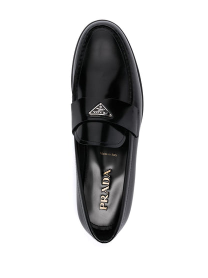 Mocassini in pelle con logo triangolare smaltato