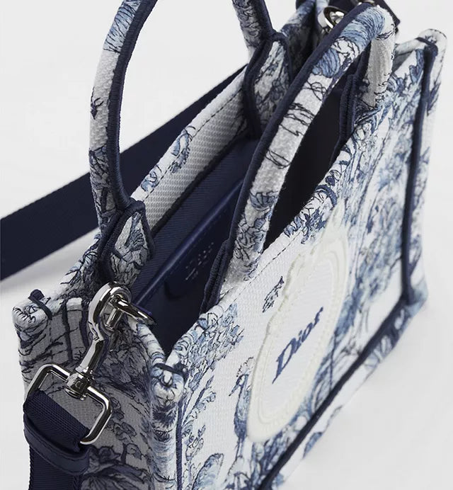 Dior Book Tote Mini-Tasche mit Schulterriemen aus blauem Toile de Jouy Floral Garden Stickerei