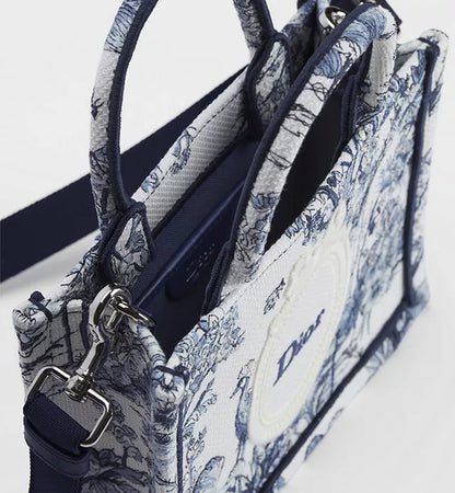 Dior Book Tote Mini-Tasche mit Schulterriemen aus blauem Toile de Jouy Floral Garden Stickerei
