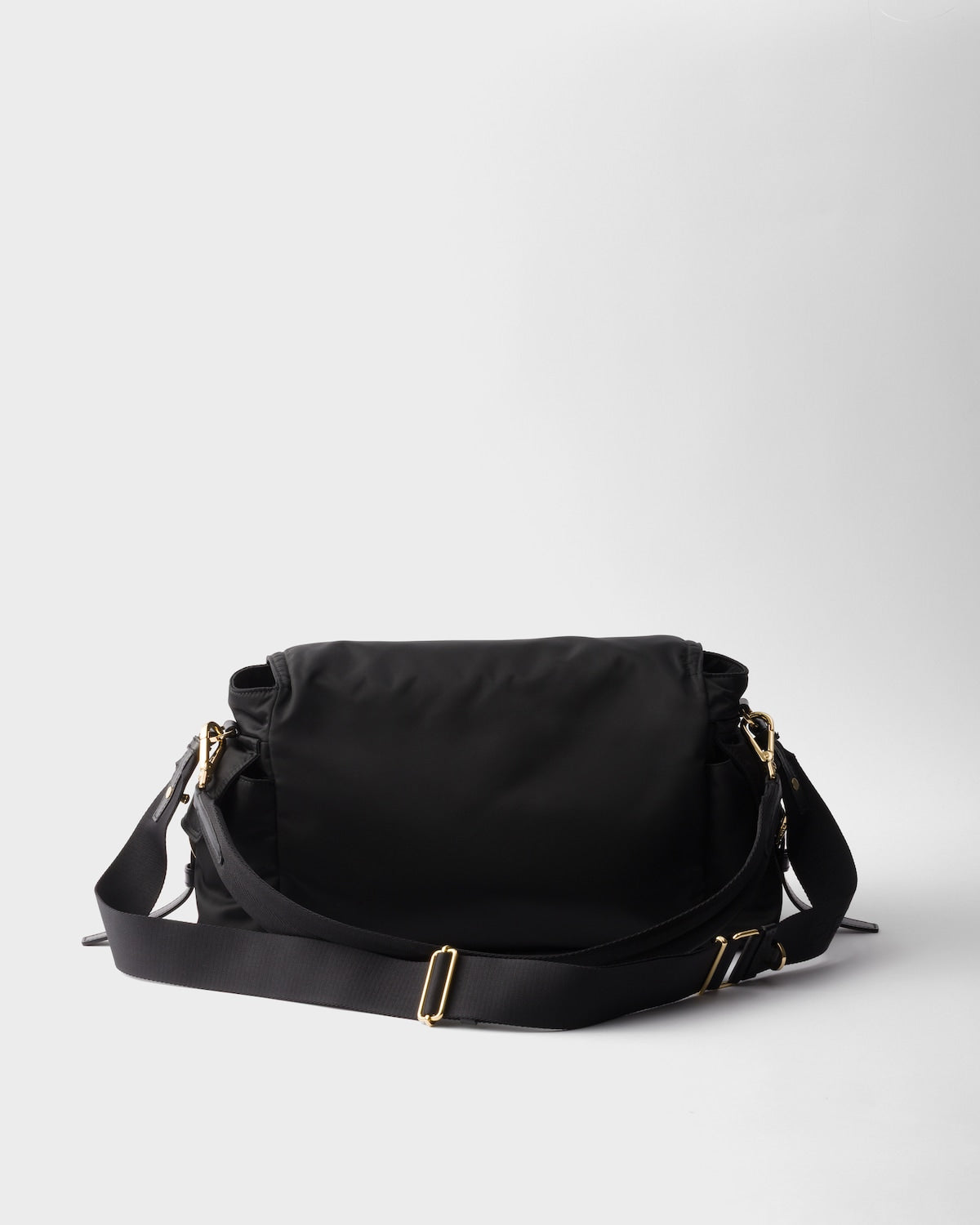 Entdecken Sie die große Tasche aus Re-Nylon mit Klappe