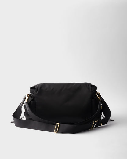 Entdecken Sie die große Tasche aus Re-Nylon mit Klappe