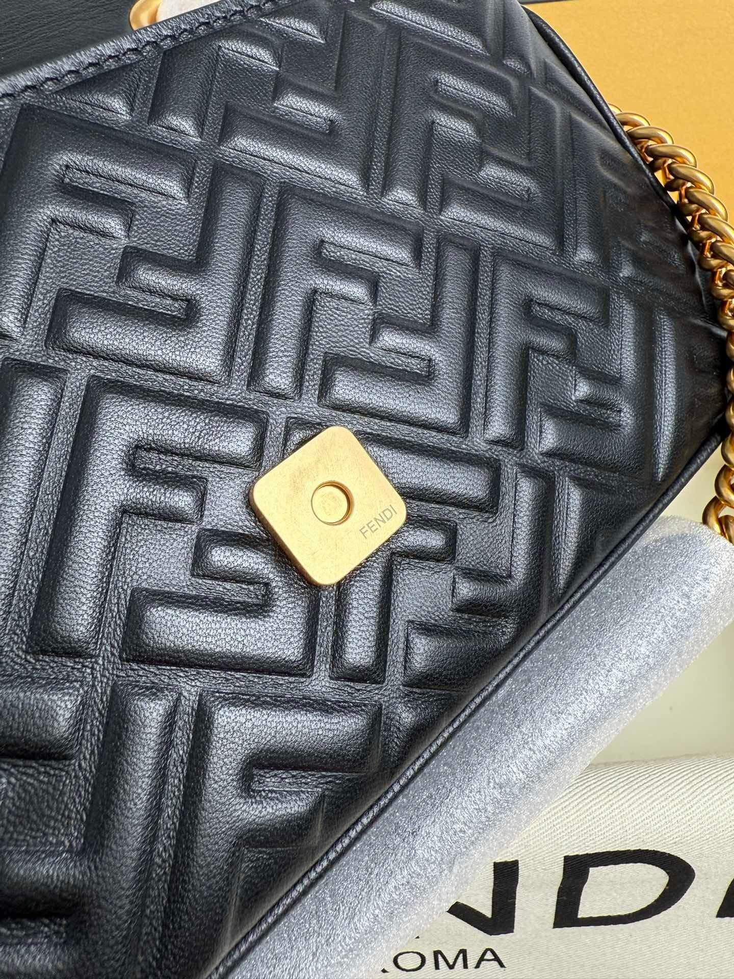 Portafoglio On Chain Baguette in nappa nero