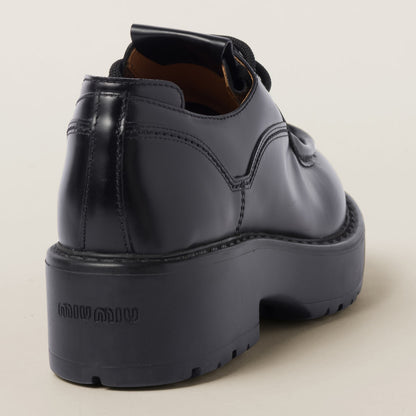Schwarze Schnürschuhe aus Leder