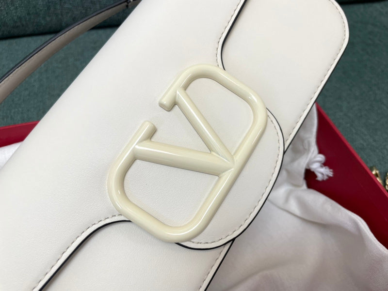 Borsa a tracolla in pelle di vitello Locò Bianca