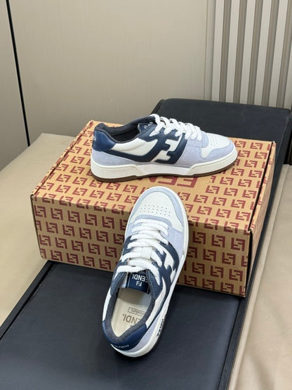 Kombinieren Sie hellblaue Ledersneaker mit blauen Lederdetails