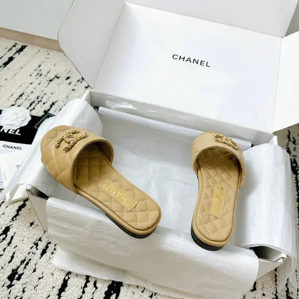 Ciabatte in pelle trapuntata con logo C intrecciato beige
