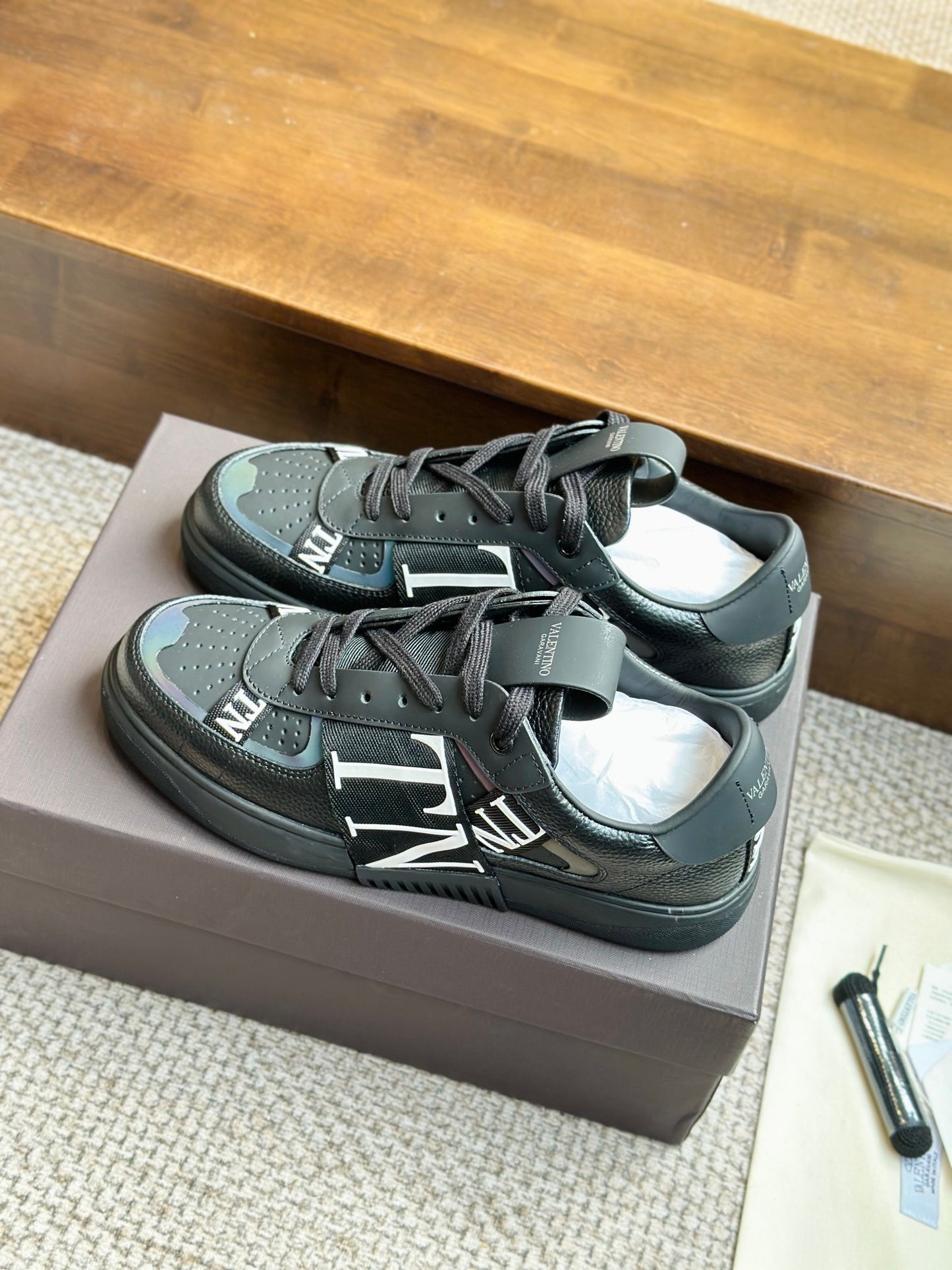 VL7N Black/White leather sneakers