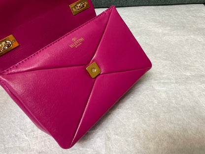 BORSA A TRACOLLA IN PELLE ONE STUD MAGENTA