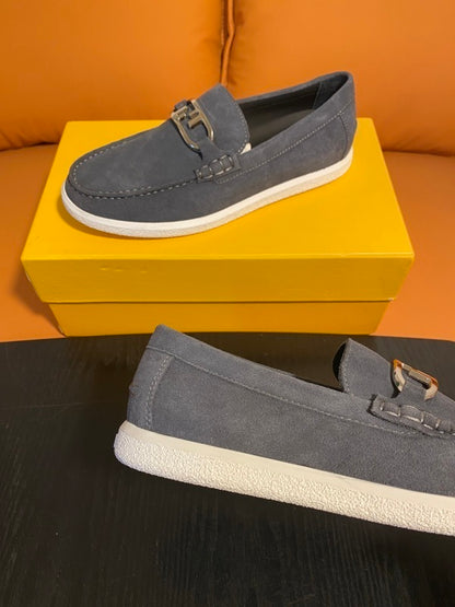 Graue Wildleder-Loafer mit Verschluss