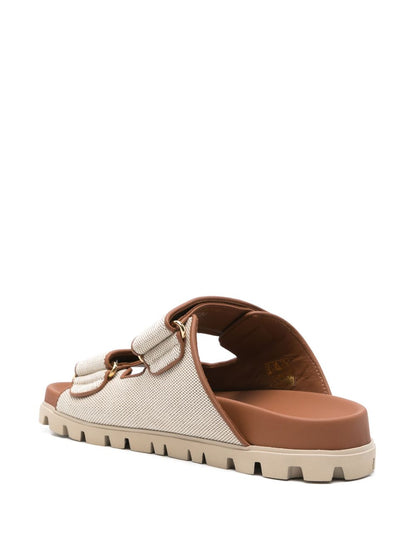 Sandalen mit Logo und Schriftzug in Ecru
