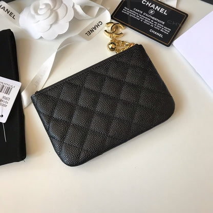 Portamonete in pelle nera trapuntata con logo CC e dettagli metallici dorati