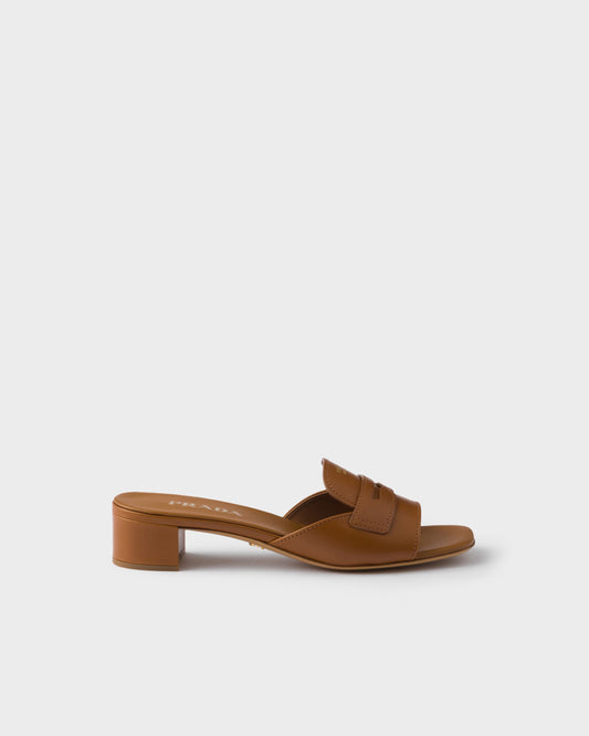 Sandali slider con tacco basso in pelle cuoio