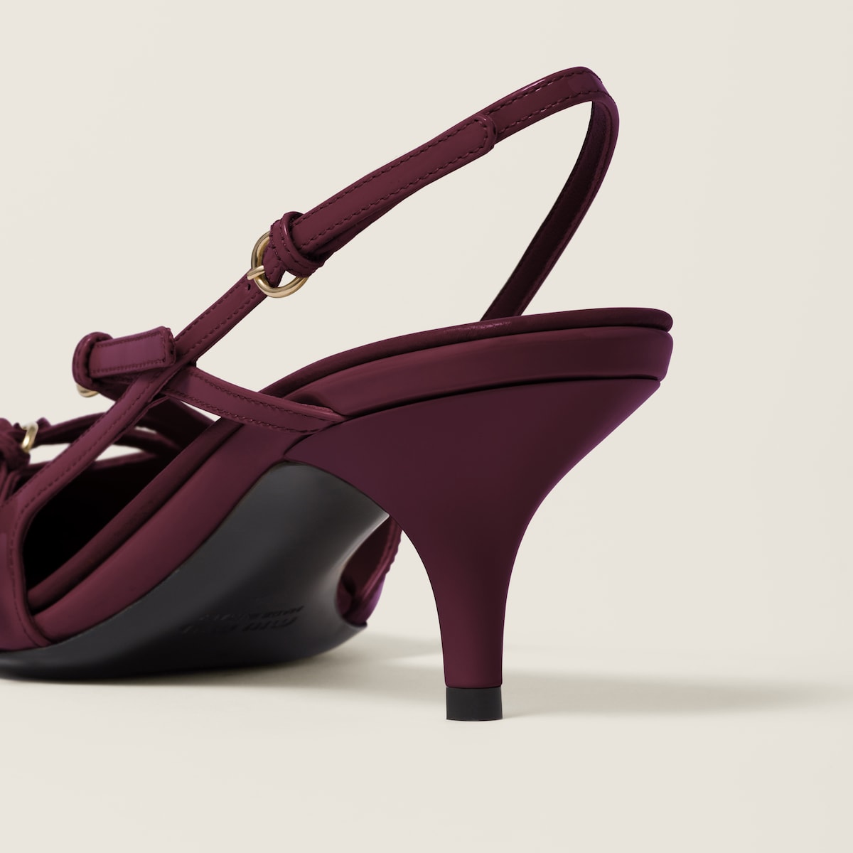 Lackpumps mit Slingback-Riemen und bordeauxroten Schnallen