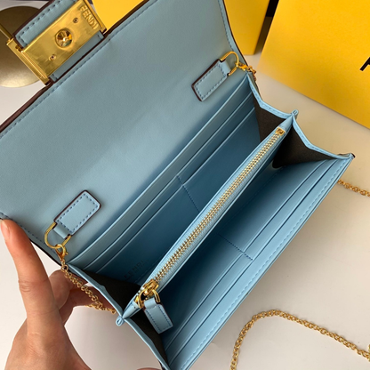 Portafoglio in pelle goffrata blu zucca con catena Azzurro